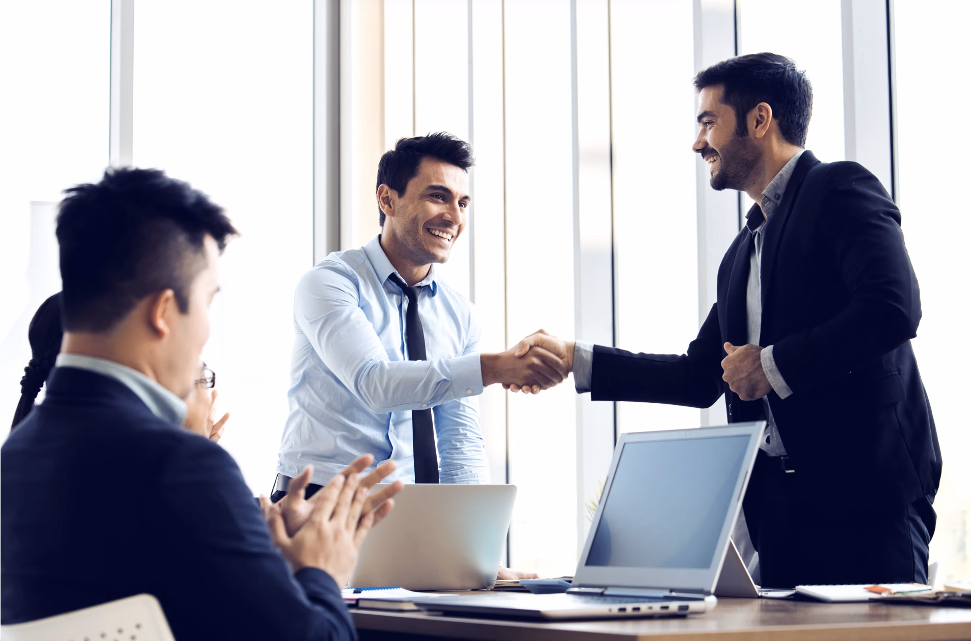 M&A-Berater beim Handschlag